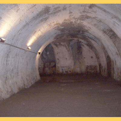 La citadelle d AJACCIO <BR> Les caves voûtèes en briques du bastion Bas