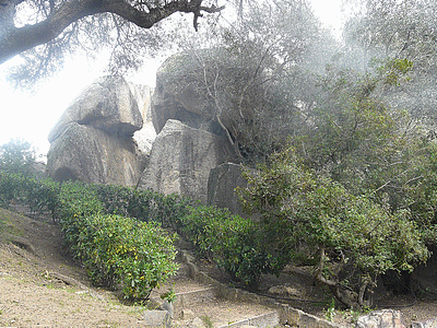 AJACCIO  - Les gros rochers abritant la grotte (Photographie de : Mathieu-Nivaggioni)