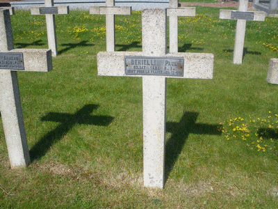 Tombe deBENIELLI Paul Marie à <a HREF=fotom2l.php?necro=97>  <U>Aubigny-en-Artois (carrÃ© militaire du CimetiÃ¨re)</U> </A> 2-70