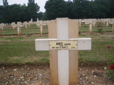 Tombe deBERTI Antoine François à <a HREF=fotom2l.php?necro=67>  <U>Ablain Saint-Nazaire (NÃ©cropole nationale Notre Dame de Lorette )</U> </A> 09- 10 - 1823