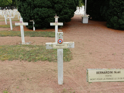 Tombe deBERNARDINI Noël à <a HREF=fotom2l.php?necro=349>  <U>La RochelleÂ (CarrÃ© militaire du cimetiÃ¨re Saint Eloi)</U> </A> Carr&eacute;17 A Tombe 146