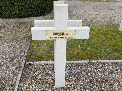 Tombe deBRUNELLI Ours Vincent à <a HREF=fotom2l.php?necro=362>  <U>Vineuil-Saint-Firmin (carrÃ© militaire du cimetiÃ¨re communal)</U> </A> 