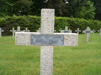 Tombe deCESARI Jean Mathieu à <a HREF=fotom2l.php?necro=26>  <U>Orbey Le Wettstein, cimetiÃ¨re des Chasseurs  du Linge</U> </A> 1529