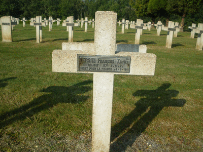 Tombe deVERSINI François Xavier à <a HREF=fotom2l.php?necro=141>  <U>ClÃ©ry-sur-Somme (NÃ©cropole Nationale "Bois-des-Ouvrages")</U> </A> 1194