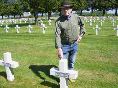 Tombe deRAFFALI Nicolas à <a HREF=fotom2l.php?necro=69>  <U>Lihons (NÃ©cropole Nationale)</U> </A> 3637 (Robert Salves devant la Tombe)