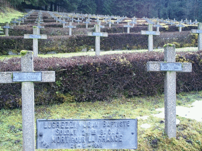 Tombe deLUCREZZI Jean Baptiste à <a HREF=fotom2l.php?necro=10>  <U>Metzeral Le ChÃªne Millet (NÃ©cropole nationale)</U> </A> 422