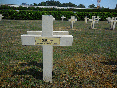 Tombe dePORRI Jean Pierre à <a HREF=fotom2l.php?necro=199>  <U>Cormicy (NÃ©cropole nationale 'La maison bleue)</U> </A> 821