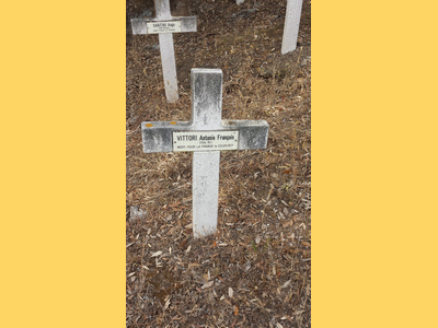 Tombe deVITTORI Antoine François à <a HREF=fotom2l.php?necro=131>  <U>Ajaccio (CarrÃ© militaire du cimetiÃ¨re Saint-Antoine)</U> </A> D-33