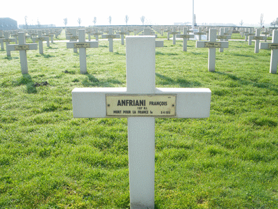 Tombe deANFRIANI François à <a HREF=fotom2l.php?necro=83>  <U>YPRES (CimetiÃ¨re National FranÃ§ais "Saint-Charles de Potyze")</U> </A> 676