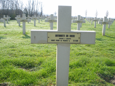 Tombe deANTONIOTTI Don François à <a HREF=fotom2l.php?necro=83>  <U>YPRES (CimetiÃ¨re National FranÃ§ais "Saint-Charles de Potyze")</U> </A> 2046