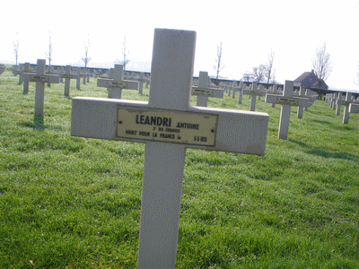 Tombe deLEANDRI Antoine Marc à <a HREF=fotom2l.php?necro=83>  <U>YPRES (CimetiÃ¨re National FranÃ§ais "Saint-Charles de Potyze")</U> </A> 2147