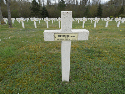 Tombe deBERTONCINI Michel à <a HREF=fotom2l.php?necro=201>  <U>Minaucourt-le-Mesnil-lÃ¨s-Hurlus
(NÃ©cropole nationale Le Pont du Marson)</U> </A> 2974