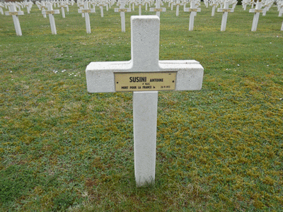 Tombe deSUSINI Antoine Martin à <a HREF=fotom2l.php?necro=201>  <U>Minaucourt-le-Mesnil-lÃ¨s-Hurlus
(NÃ©cropole nationale Le Pont du Marson)</U> </A> 4325