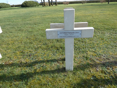 Tombe deANTONA François  à <a HREF=fotom2l.php?necro=202>  <U>Esnes-en-Argonne (NÃ©cropole nationale)</U> </A> 136