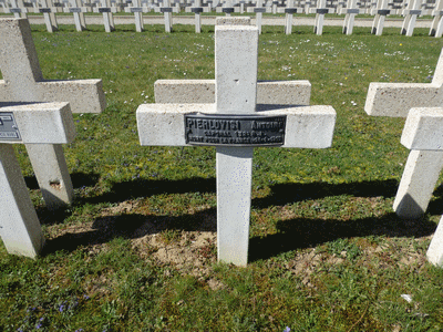 Tombe dePIERLOVISI Antoine à <a HREF=fotom2l.php?necro=282>  <U>Verdun ( NÃ©cropole nationale Faubourg PavÃ©)</U> </A> Carr&eacute; 14/18. Tombe 1662