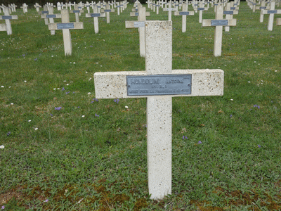 Tombe deMONDOLONI Antoine à <a HREF=fotom2l.php?necro=289>  <U>Verdun ( NÃ©cropole nationale "Le Glorieux")</U> </A> 2324