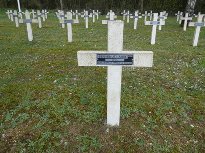 Tombe deBENVENUTI Attila  à <a HREF=fotom2l.php?necro=289>  <U>Verdun ( NÃ©cropole nationale "Le Glorieux")</U> </A> 2947