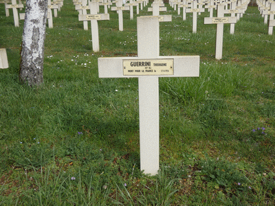 Tombe deGUERRINI Raoul à <a HREF=fotom2l.php?necro=289>  <U>Verdun ( NÃ©cropole nationale "Le Glorieux")</U> </A> Carr&eacute; A. rang 9