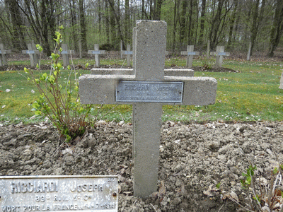 Tombe deRICCIARDI Joseph à <a HREF=fotom2l.php?necro=294>  <U>Lachalade (NÃ©cropole nationale de la Forestiere)</U> </A> 277