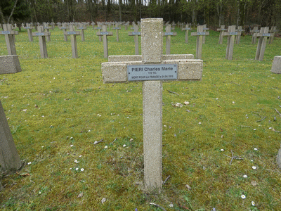 Tombe dePIERI Charles Marie à <a HREF=fotom2l.php?necro=300>  <U>Les Ãparges Â (NÃ©cropole nationale Le Trottoir)</U> </A> Carr&eacute; ext. Tombe 460