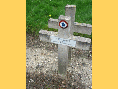 Tombe deBUSSI André à <a HREF=fotom2l.php?necro=436>  <U>Pantin (CarÃ© militaire du cimetiÃ¨re parisien)</U> </A> ÃÂ Carr&eacute; 6 bis Est rang 4 Tombe 18 