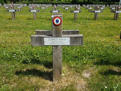 Tombe deCERUTTI Pierre à <a HREF=fotom2l.php?necro=248>  <U>Bagneux (CarrÃ©s militaires)</U> </A> 4O&egrave;me division  (pas sur)