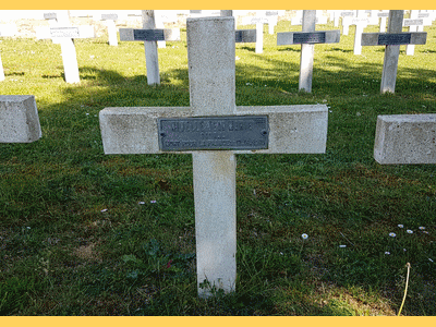 Tombe deNIVELLE Jean  à <a HREF=fotom2l.php?necro=249>  <U>Chalons en Champagne(CarrÃ© militaire du cimetiÃ¨re communal de l'EST)</U> </A> 2619