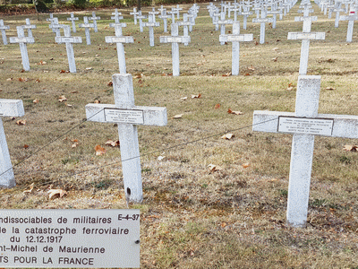 Tombe deRAPETTI François Â  à <a HREF=fotom2l.php?necro=246>  <U>Villeurbanne (NÃ©cropole Nationale 'La DOUA')</U> </A> Tombes collectives E-4-37&agrave; E-4-39