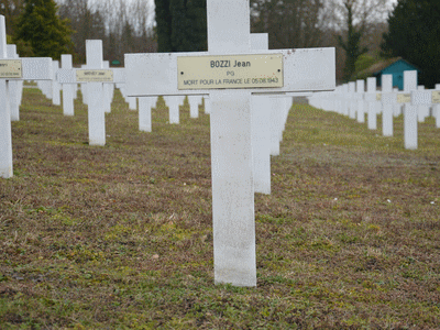 Tombe deBOZZI Jean à <a HREF=fotom2l.php?necro=374>  <U>Mulhouse(NÃ©cropole Nationale "Les Vallons, Tiefengraben")</U> </A> Carr&eacute; A 1. tombe 7