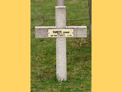 Tombe deVANETTI Fernand à <a HREF=fotom2l.php?necro=441>  <U>Haguenau(NÃ©cropole Nationale)</U> </A> Carr&eacute; A 1 tombe 119