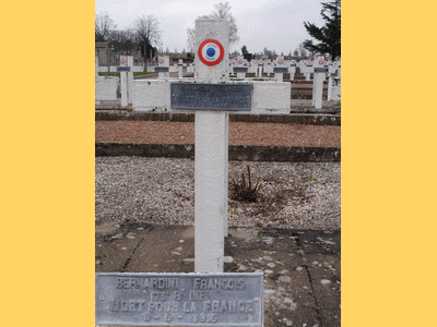 Tombe deBERNARDINI François à <a HREF=fotom2l.php?necro=350>  <U>DijonÂ (CarrÃ© militaire du cimetiÃ¨re des PÃ©joces)</U> </A> Carr&eacute; SO Tombe 215