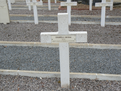 Tombe deCHIARELLI Jérôme à <a HREF=fotom2l.php?necro=373>  <U>Charleville-MÃ©ziÃ¨res -Â  (CarrÃ© militaire du cimetiÃ¨re communal "Boutet")</U> </A> 29