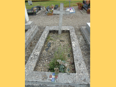 Tombe deCRISTIANI Paul Hyacinthe à <a HREF=fotom2l.php?necro=512>  <U>Attilly (CimetiÃ¨re communal du hameau de Marteville)</U> </A> Cette Tombe sans plaque est probablement la Tombe de CRISTIANI Paul