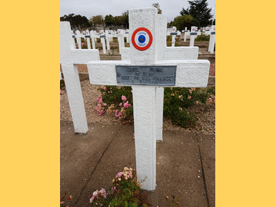 Tombe deCROCE Pierre Alphonse à <a HREF=fotom2l.php?necro=350>  <U>DijonÂ (CarrÃ© militaire du cimetiÃ¨re des PÃ©joces)</U> </A> Carr&eacute; SO Tombe 143