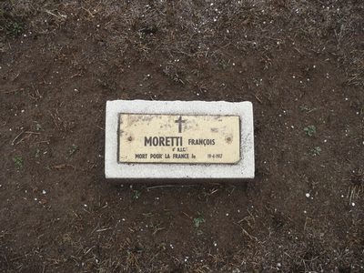 Tombe deMORETTI François Mathieu à <a HREF=fotom2l.php?necro=308>  <U>Aix-en-Provence (NÃ©cropole Nationale de Luynes)</U> </A> Carr&eacute; C Rang 35 Tombe 43