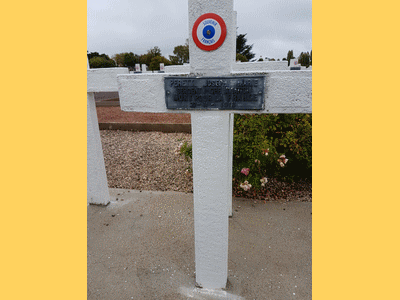 Tombe dePERETTI (de) Joseph Marie  à <a HREF=fotom2l.php?necro=350>  <U>DijonÂ (CarrÃ© militaire du cimetiÃ¨re des PÃ©joces)</U> </A> Rang B Tombe 131