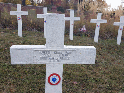 Tombe dePERETTI Emile Paul à <a HREF=fotom2l.php?necro=524>  <U>Versailles (CarrÃ© militaire du cimetiÃ¨re Les Gonards)</U> </A> K-353