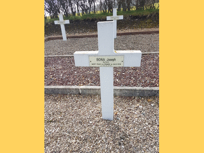 Tombe deBONA Joseph à <a HREF=fotom2l.php?necro=476>  <U>Vieux-Rouen-sur-Bresle(CarrÃ© militaire du CimetiÃ¨re ) </U> </A> Tombe 11