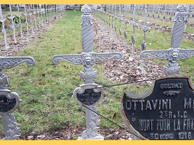 Tombe deOTTAVIANI Michel Jean Raphaël à <a HREF=fotom2l.php?necro=570>  <U>Angers Â (carrÃ© militaire du cimetiÃ¨re de l'Est)</U> </A> Carr&eacute; 42  rang 12  tombe 7