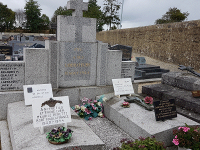 Tombe dePERETTI Maurice à <a HREF=fotom2l.php?necro=578>  <U>FyÃ© Â (Tombes militaire cimetiÃ¨re communal)</U> </A> Tombe collective