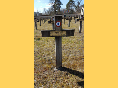 Tombe dePIETRI Jean François à <a HREF=fotom2l.php?necro=539>  <U>Fontainebleau (carrÃ© militaire du cimetiÃ¨re communal)</U> </A> 181