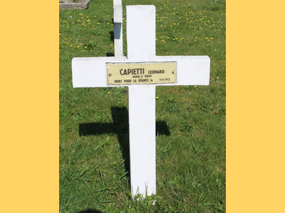 Tombe deCAPPIETTI Léonard à <a HREF=fotom2l.php?necro=423>  <U>Lorient (carrÃ© militaire du cimetiÃ¨re de Carnel)</U> </A> Carr&eacute; 502 bis  rang 3  tombe 4