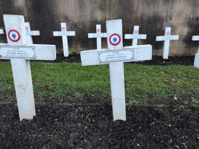 Tombe deGIORGI François à <a HREF=fotom2l.php?necro=407>  <U>Montbeliard (CarrÃ© militaire situÃ© au "CimetiÃ¨re du Haut")</U> </A> 165