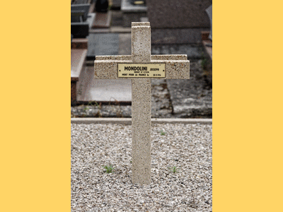 Tombe deMONDOLONI Joseph Marie à <a HREF=fotom2l.php?necro=645>  <U>Fraize (CarrÃ© militaire du cimetiÃ¨re communal)</U> </A> 219